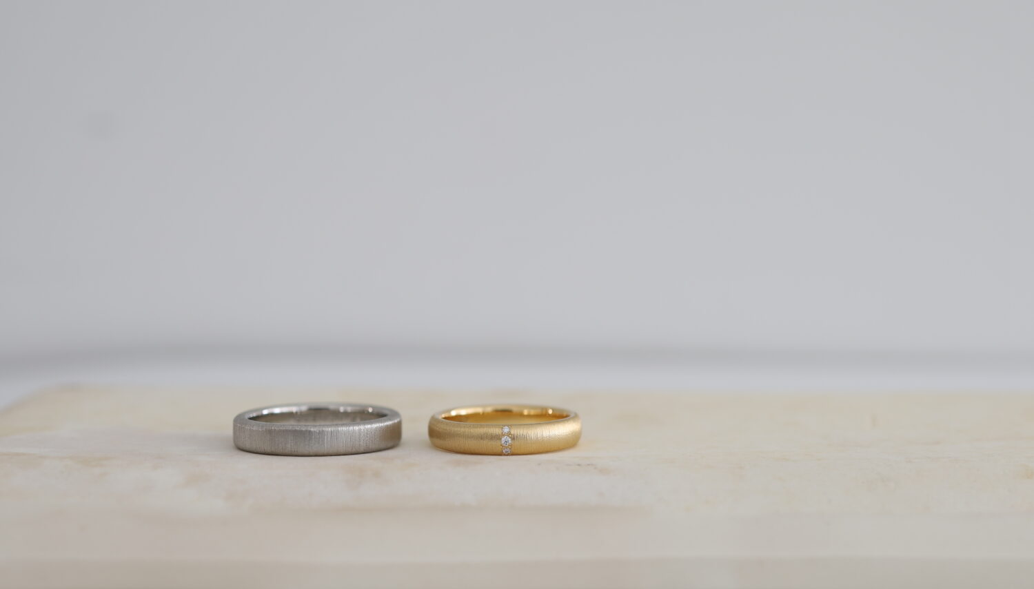 大阪京都のオーダーメイド結婚指輪アトリエタマリのデザインイトに縦３石のダイヤモンド。リングの形はクラシックラウンド。K20イエローゴールドとプラチナ